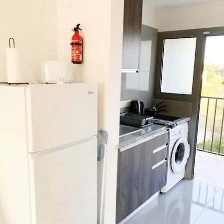 Spacious Studio - Short Walk From Nissi Beach! Ajía Nápa