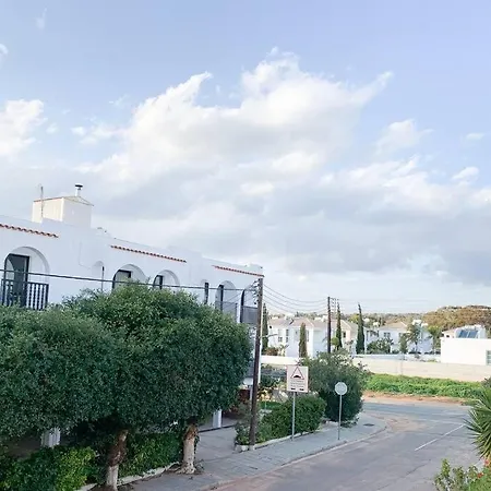 Spacious Studio - Short Walk From Nissi Beach! Lägenhet *